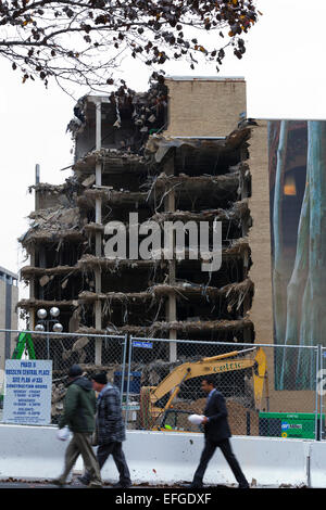 Urban alto edificio demolizione - Arlington, Virginia, Stati Uniti d'America Foto Stock
