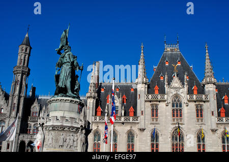 Belgio, Fiandre, Bruges, la piazza del mercato, Monumento a Jan Breydel e Pieter De Coninck e Municipio Foto Stock