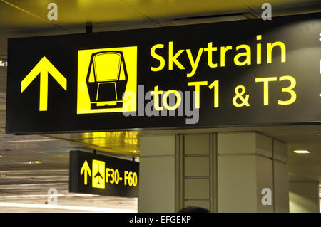 Indicazioni per i passeggeri in aeroporto internazionale Foto Stock