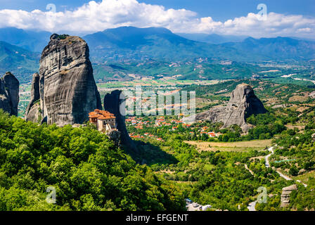 Meteora, Grecia. Ortodossi Monastero Roussanou sulla roccia Kalambaka in Tessaglia landmark greca. Foto Stock