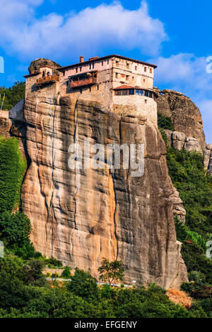 Meteora, Grecia. Il monastero fu fondato intorno al 1545 uno dei sei greco monasteri ortodossi complesso costruito in pietra arenaria naturale Foto Stock