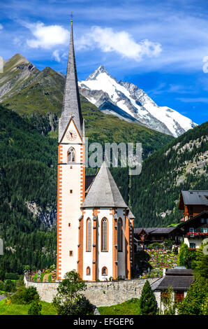 Paesaggio rurale di Heiligenblut, Tirolo del Nord, la montagna più alta dell'Austria in background, Grossglockner (3797 m. di elevazione) Foto Stock