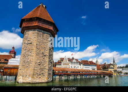 Una vista del famoso Ponte della Cappella in legno della Luzerne, Lucerna in Svizzera con il Water Tower e il fiume Reuss. Foto Stock