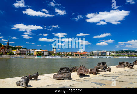 Scarpe sulla sponda del Danubio è un memoriale per gli ebrei che furono uccisi dai fascisti. Budapest, Ungheria. Foto Stock