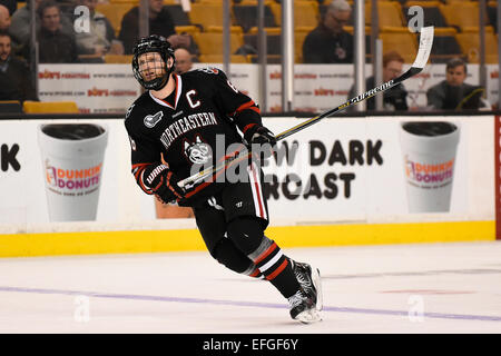 Boston, Massachusetts, USA. 3 febbraio, 2015. Il nord-est è Adam Reid (8) durante il NCAA hockey gioco tra il Boston College Eagles e la Northeastern University Huskies tenutosi a TD Garden di Boston Massachusetts. Credito: Cal Sport Media/Alamy Live News Foto Stock