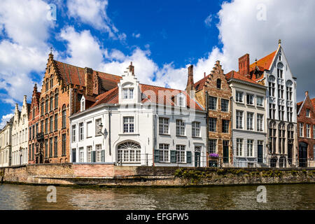 Bruges Bruges, Belgio. Scenario estivo con stile gotico case e canale d'acqua nella medievale città belga delle Fiandre. Foto Stock