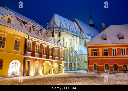 Brasov, Romania. Notte immagine di nero chiesa edificata in epoca medievale in Consiglio Square nel centro cittadino di Brasov, in Transilvania. Foto Stock