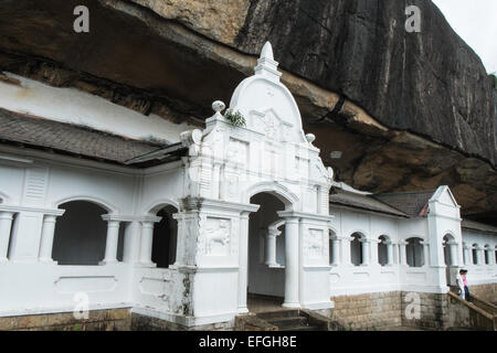 I turisti locali al tempio nella grotta, Dambulla, Sri Lanka, Asia Foto Stock