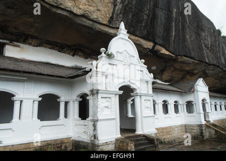 I turisti locali al tempio nella grotta, Dambulla, Sri Lanka, Asia Foto Stock