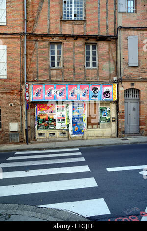 Abbandonate o Angolo chiuso il negozio o il magazzino locale nelle vecchie strade di Albi Tarn Francia Foto Stock