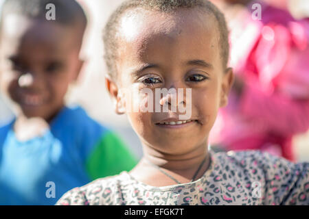 Bambini etiopi sulle strade di Mekele Foto Stock