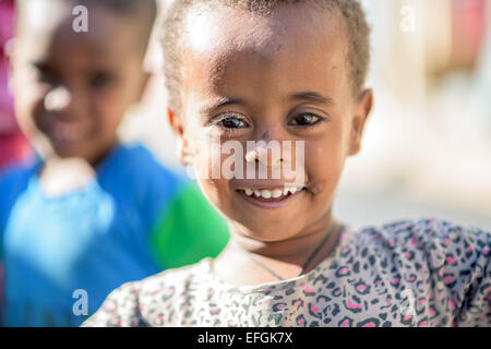 Bambini etiopi sulle strade di Mekele Foto Stock