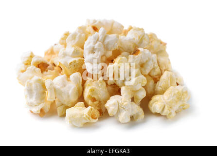 Cumulo di popcorn fresco isolato su bianco Foto Stock