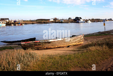 Un vecchio clinker costruito barca giacente sulla banca del fiume Blyth a Walberswick, Suffolk, Inghilterra, Regno Unito. Foto Stock