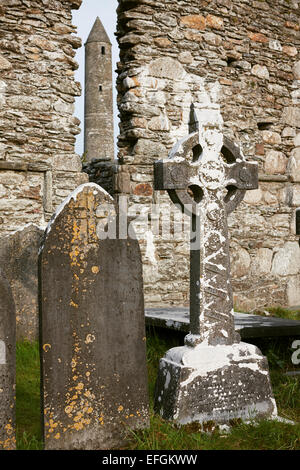 Pietre tombali, St Kevin la cattedrale e la torre rotonda, Glendalough, County Wicklow, Irlanda Foto Stock