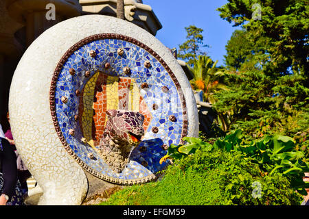 Testa di drago con scudo della Catalogna. Parco Guell di Antoni Gaudi architetto. Barcellona, in Catalogna, Spagna. Foto Stock