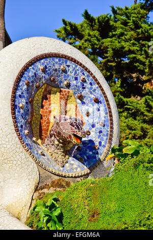 Testa di drago con scudo della Catalogna. Parco Guell di Antoni Gaudi architetto. Barcellona, in Catalogna, Spagna. Foto Stock