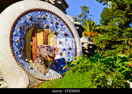 Testa di drago con scudo della Catalogna. Parco Guell di Antoni Gaudi architetto. Barcellona, in Catalogna, Spagna. Foto Stock