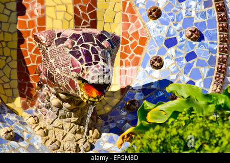 Testa di drago con scudo della Catalogna. Parco Guell di Antoni Gaudi architetto. Barcellona, in Catalogna, Spagna. Foto Stock