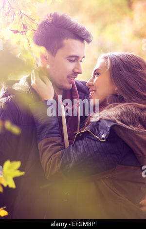 Giovane kissing nella pittoresca foresta di autunno Foto Stock