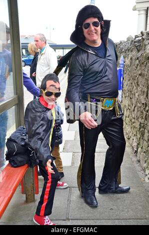 Padre e Figlio Elvis imitatori presso il festival di Elvis (l'Elvies) in Porthcawl, South Wales, Regno Unito Foto Stock