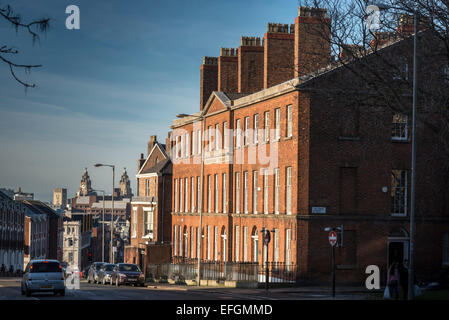 Il Georgian Mornington Crescent su superiore Duke Street in Liverpool con il Royal Liver Building in distanza. Foto Stock