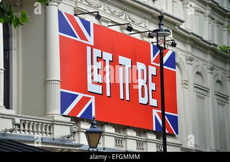Affissioni promuovendo i Beatles musical "Let it Be', London, Regno Unito Foto Stock