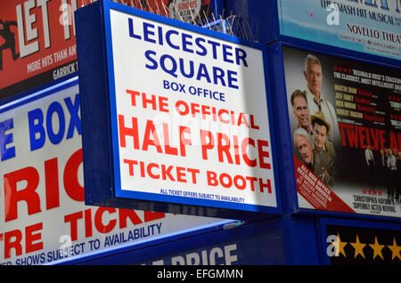 'Ufficiale Biglietto a metà prezzo stand' nel quadrato di Leicester, Londra, Regno Unito. Foto Stock