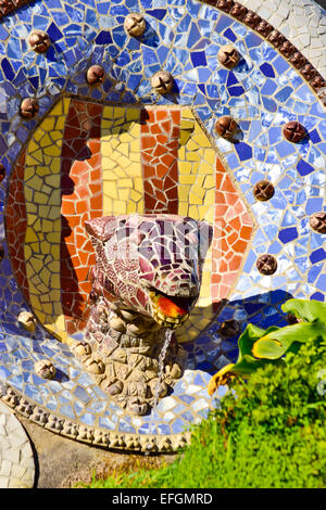 Testa di drago con scudo della Catalogna. Parco Guell di Antoni Gaudi architetto. Barcellona, in Catalogna, Spagna. Foto Stock