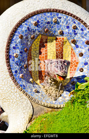 Testa di drago con scudo della Catalogna. Parco Guell di Antoni Gaudi architetto. Barcellona, in Catalogna, Spagna. Foto Stock