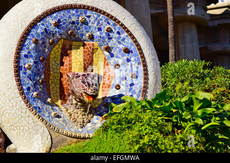 Testa di drago con scudo della Catalogna. Parco Guell di Antoni Gaudi architetto. Barcellona, in Catalogna, Spagna. Foto Stock