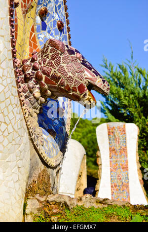 Testa di drago con scudo della Catalogna. Parco Guell di Antoni Gaudi architetto. Barcellona, in Catalogna, Spagna. Foto Stock