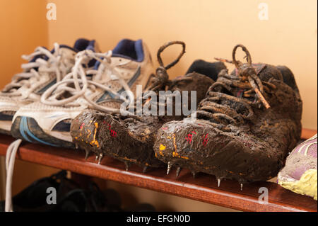 Wet fangoso running Scarpe rivestite di fango da cross country la formazione che mostra i dettagli di lacci e materiale traspirante Foto Stock