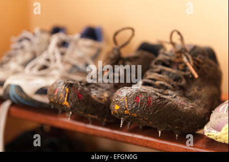 Wet fangoso running Scarpe rivestite di fango da cross country la formazione che mostra i dettagli di lacci e materiale traspirante Foto Stock