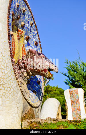 Testa di drago con scudo della Catalogna. Parco Guell di Antoni Gaudi architetto. Barcellona, in Catalogna, Spagna. Foto Stock