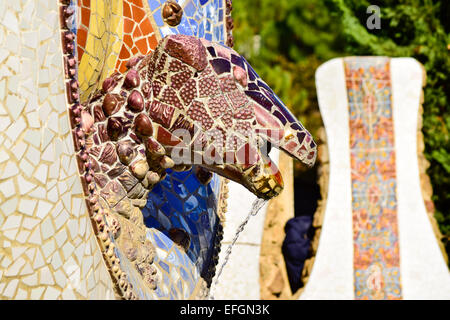 Testa di drago con scudo della Catalogna. Parco Guell di Antoni Gaudi architetto. Barcellona, in Catalogna, Spagna. Foto Stock