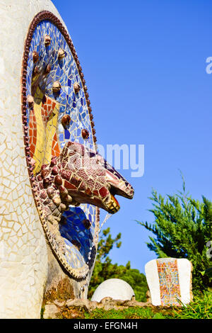 Testa di drago con scudo della Catalogna. Parco Guell di Antoni Gaudi architetto. Barcellona, in Catalogna, Spagna. Foto Stock