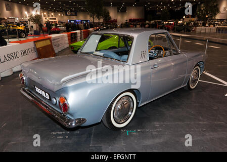 Replica di un Ford Cortina sassone, una concept car, sul display al London Classic Car Show. Foto Stock