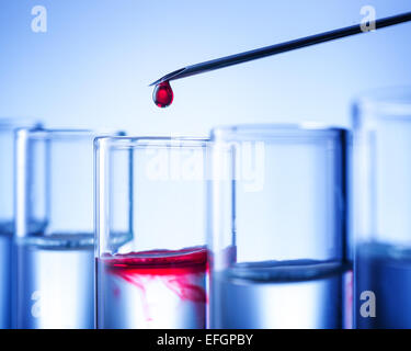 Attrezzature di laboratorio, in tubi di prova di gocce di liquido rosso Foto Stock
