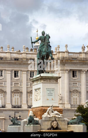 Un monumento di Filippo IV su Plaza de Oriente giardini centrali si trova tra il Palazzo Reale e il Teatro Real di Madrid, Spai Foto Stock