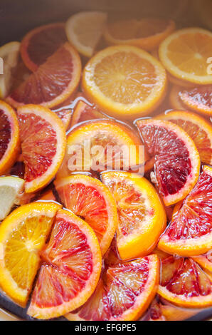 Varietà di coloratissimi fette di arance in una pentola bollire pronto per fare la marmellata di arance Foto Stock