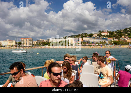 I passeggeri di un traghetto azionato da Vedette Iles d'or tra Le Lavandou e Ile de Port Cros, Var, Provence-Alpes-Côte d'Aur Foto Stock