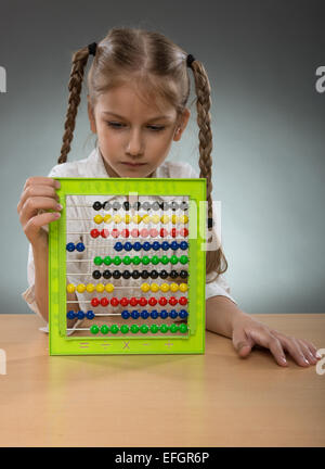 Bellissima bambina utilizzare abacus board Foto Stock