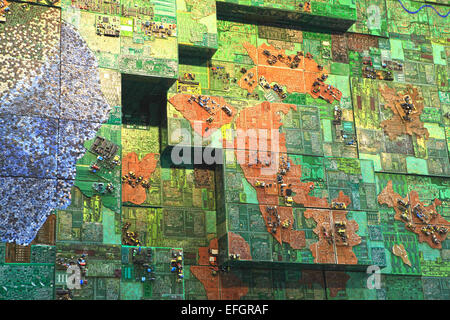 Mumbai, Maharashtra, India. 24 dicembre, 2014. 24 dicembre 2014 - Mumbai - India :.un arte di installazione ''riciclato Mumbai '' da Akshay Rajpurkar.a Mumbai della nuova classe International Airport Terminal T2.L'antenna mappa di Mumbai che artista Akshay Rajpurkar ekes fuori del materiale di scarto preleva i nostri occhi per conoscere parti della città, molto simili che si richiamava Rajpurkar a Lower Parel, Dharavi e il mercato delle pulci di Chor Bazaar, in una ricerca di materiali. Moda da scartare i pulsanti, microchip e circuiti, Rajpurkar's'installazione su larga scala si basa sull'immagine pixellated di Mumbai come visto su Googl Foto Stock