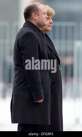 Il cancelliere tedesco Angela Merkel (CDU) riceve il primo ministro di Malta Joseph Muscat con il servizio militare nella parte anteriore della cancelleria a Berlino, Germania. 04 Ferbruary 2015. Foto: TIM BRAKEMEIER/dpa Foto Stock