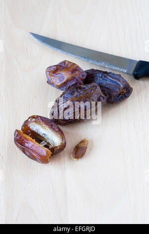 Medjool date su un tagliere di legno. Foto Stock