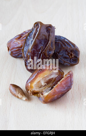 Medjool date su un tagliere di legno. Foto Stock