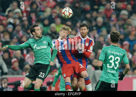 Il Bayern Monaco di Baviera Mitchell Weiser (2 L) e Xabi Alonso (seconda R) si contendono la palla con Schalke Christian Fuchs (L) durante la Bundesliga partita di calcio FC Bayern Monaco vs FC Schalke 04 a Monaco di Baviera, Germania, il 3 febbraio 2015. Foto: Andreas Gebert/dpa Foto Stock