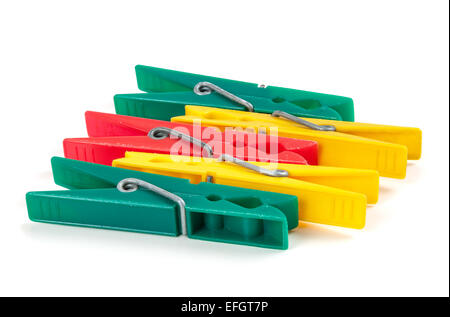 Cinque colorate clothespins in plastica isolato su sfondo bianco con tracciato di ritaglio Foto Stock