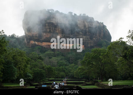 Lion Rock in una nebbiosa mattina piovosa stagione umida, Sigiriya,Sri Lanka,rock,Unesco, caverna,l'arte,affresco,Lion,Rock,enorme Foto Stock